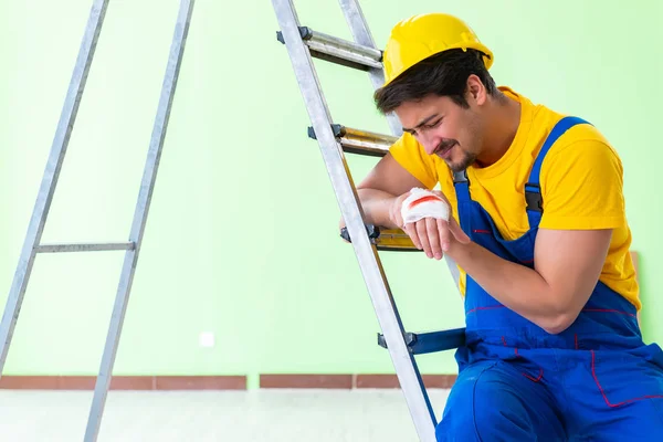 Trabajador lesionado en el lugar de trabajo — Foto de Stock