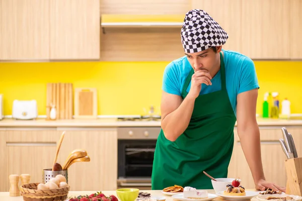 Genç profesyonel aşçı mutfakta hazırlanıyor.