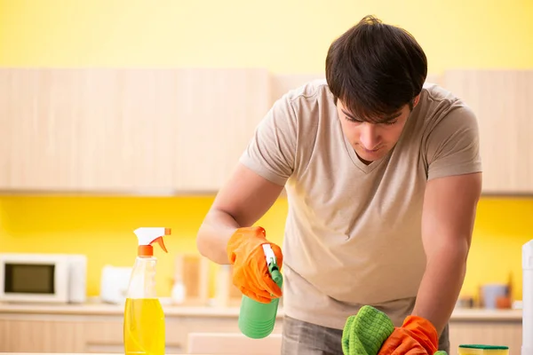 Homem solteiro limpeza cozinha em casa — Fotografia de Stock