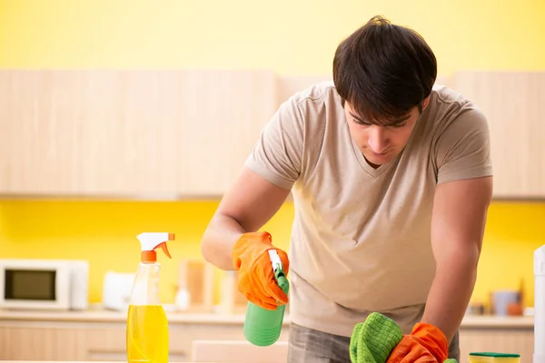 Hombre soltero limpieza cocina en casa — Foto de Stock