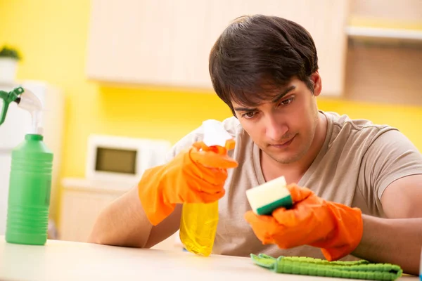 Single man sprzątanie kuchni w domu — Zdjęcie stockowe