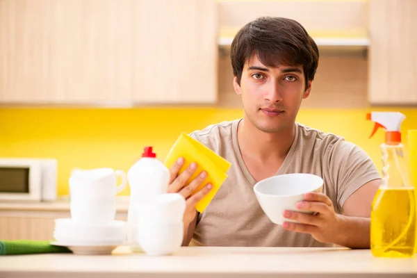 Hombre lavar los platos en casa — Foto de Stock