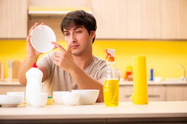 Hombre lavar los platos en casa — Foto de Stock