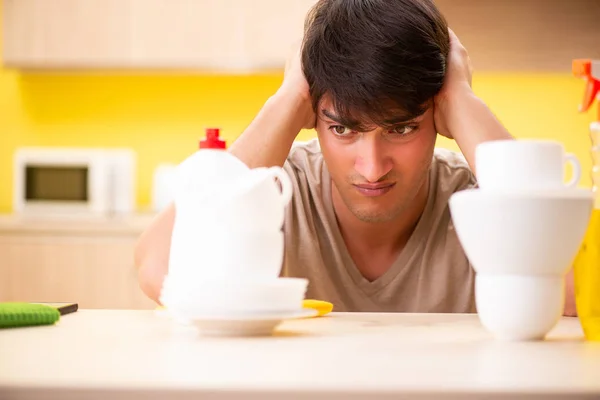 家で食器を洗う男 — ストック写真