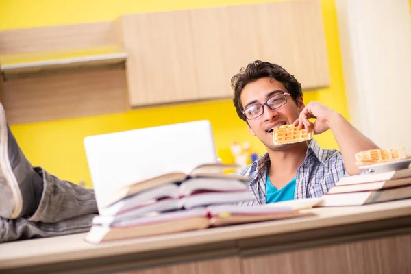 Estudante se preparando para o exame sentado na cozinha — Fotografia de Stock