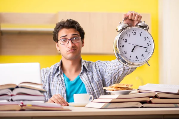 Estudante se preparando para o exame sentado na cozinha — Fotografia de Stock