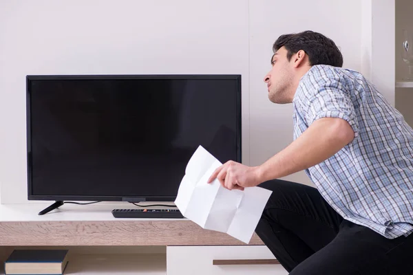 Homme essayant de réparer la télévision cassée — Photo