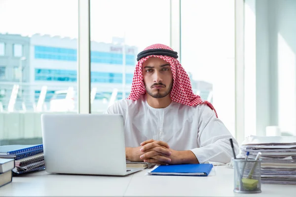 Arab businessman working in the office — Stock Photo, Image