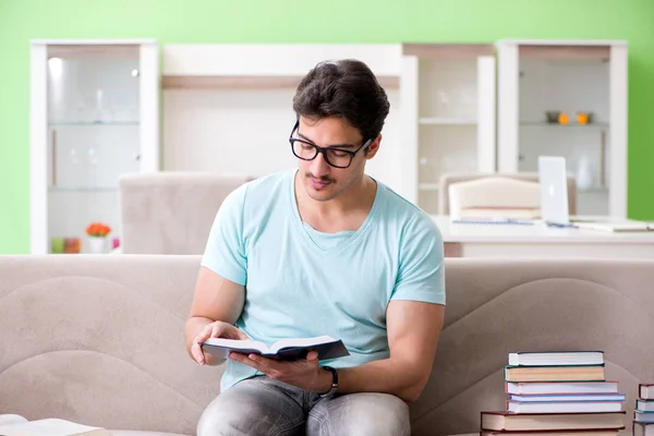 Estudiante preparándose para exámenes universitarios en casa — Foto de Stock