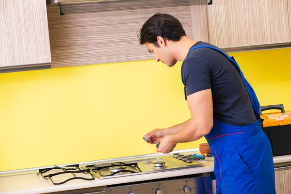 Junger Dienstleister montiert Küchenmöbel — Stockfoto