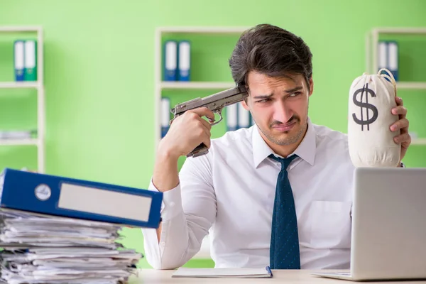 Verzweifelter Geschäftsmann denkt im Büro an Selbstmord — Stockfoto