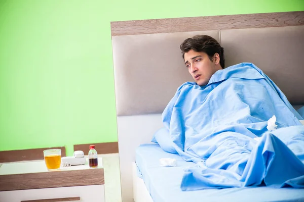 Muž trpící poruchou spánku a nespavostí — Stock fotografie