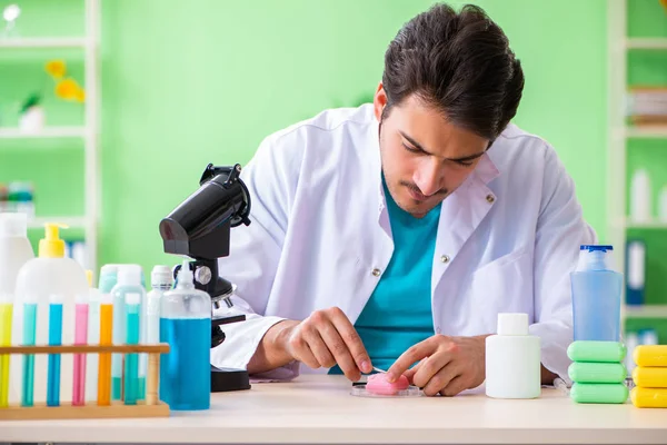 Jabón de prueba de químicos en el laboratorio —  Fotos de Stock