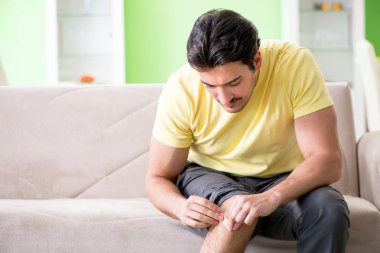 Yaralandıktan sonra evdeki genç adam.