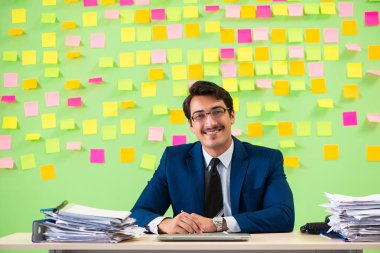 İş adamı önceliklerinde sorun yaşıyor.