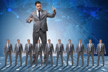 Patron çalışanı, çalışanlarını iş konseptinde manipüle ediyor.