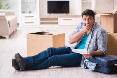 İşsiz bir adam haciz mektubu alıyor.