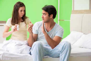 Kadın memnuniyeti için ilaç kullanan adam.  