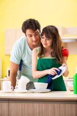 Mutfakta çalışan genç çift. 