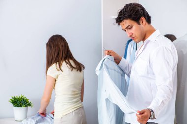 Kadın kocasını işe uğurluyor. 