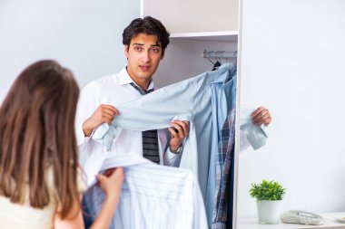 Kadın kocasını işe uğurluyor. 