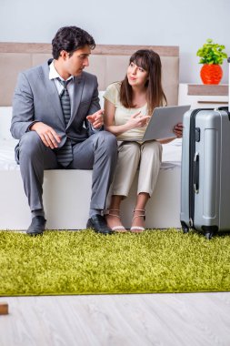 Karısı kocasını iş gezisine uğurluyor.