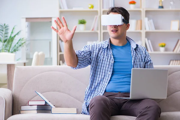 Студент-фрілансер з окулярами віртуальної реальності вдома — стокове фото