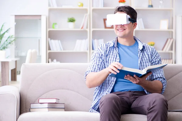 Étudiant indépendant avec lunettes de réalité virtuelle à la maison — Photo