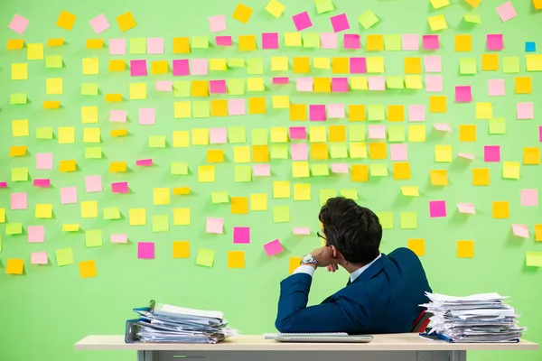 Geschäftsmann hat Probleme mit seinen Prioritäten — Stockfoto