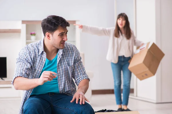 Woman evicting man from house during family conflict — Stock Photo, Image