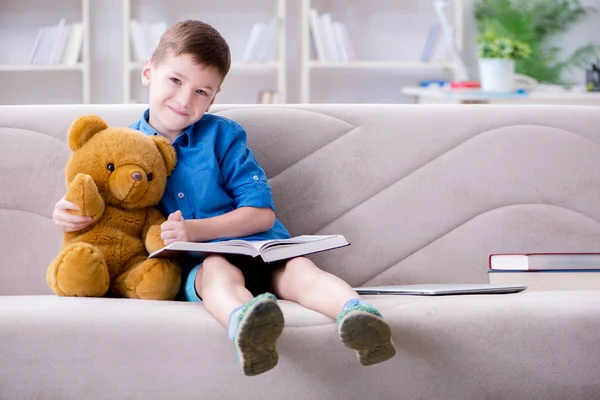 Mały chłopiec czyta książki w domu — Zdjęcie stockowe