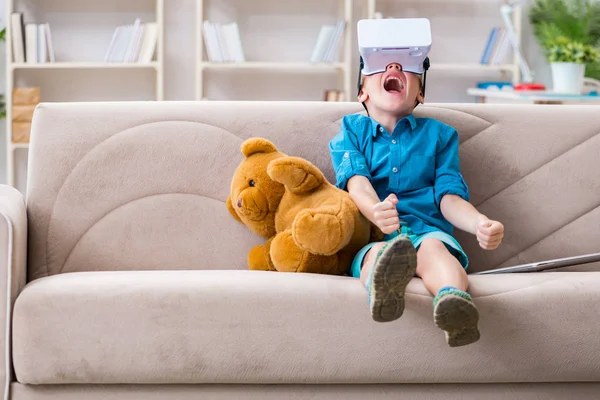 Niño pequeño con gafas de realidad virtual VR — Foto de Stock