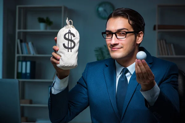 Junger Mitarbeiter mit Golfball im Büro — Stockfoto