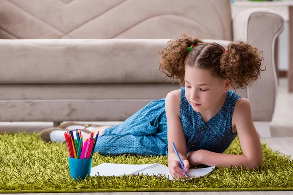Giovane bambina che disegna su carta con matite — Foto Stock