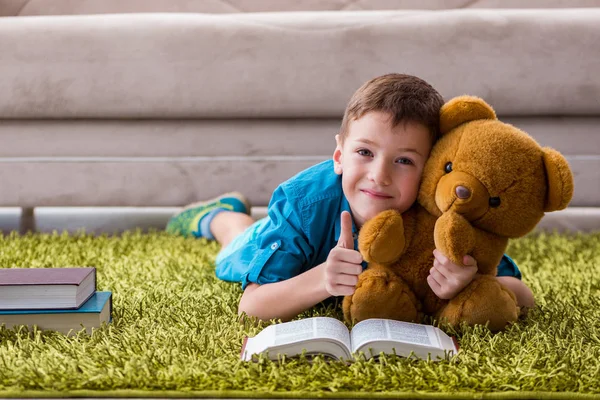 Liten pojke läser böcker hemma — Stockfoto