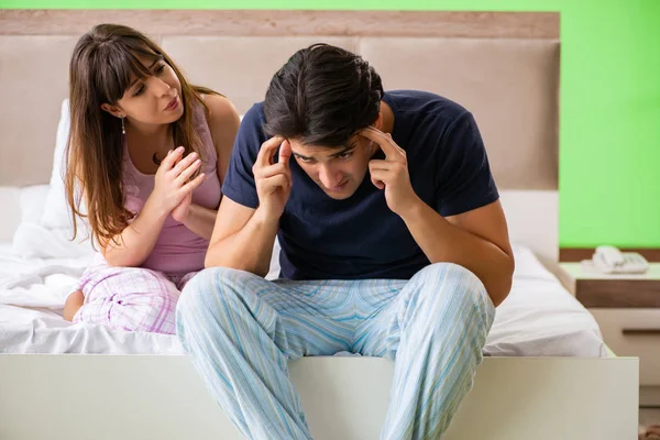 Ung familj diskuterar personliga problem — Stockfoto