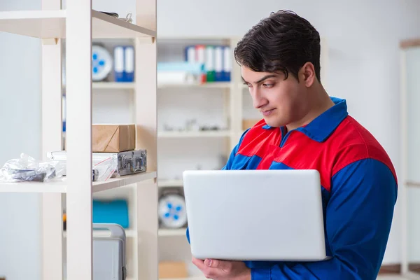 Uomo che lavora nel magazzino postale — Foto Stock