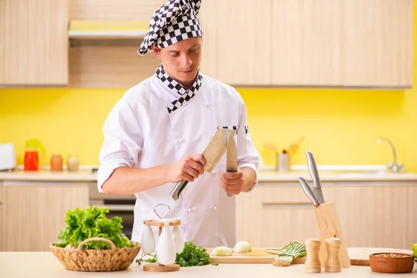 Joven cocinero profesional preparando ensalada en la cocina — Foto de Stock