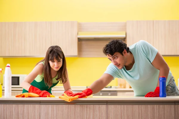 Unga par som arbetar i köket — Stockfoto