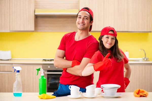 A konyhában dolgozó professzionális vállalkozók takarítása — Stock Fotó