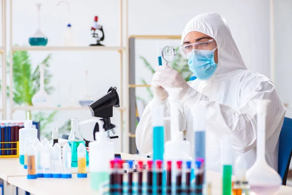 Joven estudiante de química trabajando en laboratorio sobre productos químicos — Foto de Stock