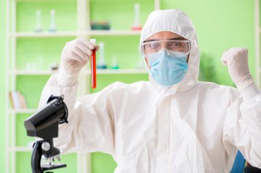 Doktor laboratuarda kan analizi yapıyor.