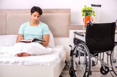 Genç yakışıklı engelli adam evde iyileşiyor. 