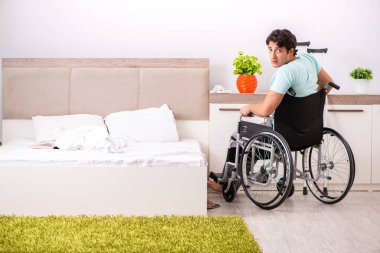 Genç yakışıklı engelli adam evde iyileşiyor. 