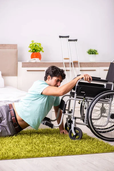 Jovem bonito deficiente homem se recuperando em casa — Fotografia de Stock