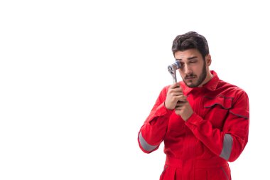 İngiliz anahtarı beyazda olan komik bir otomobil tamircisi. 