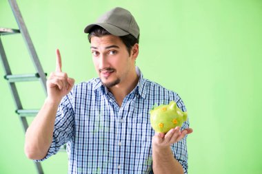 Genç ressam evde tadilat yapıyor. 