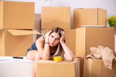Genç kadın yeni bir yere taşınıyor.