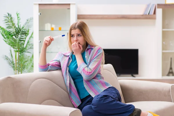 Jonge vrouw te weten komen over haar zwangerschap — Stockfoto