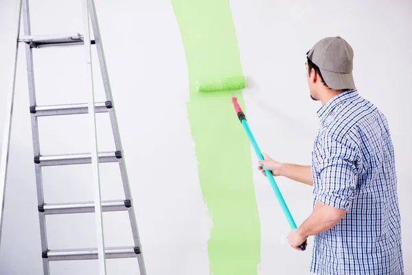 Młody malarz robi remont w domu — Zdjęcie stockowe